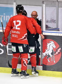 Vita Hästens Viktor Amnér leds ut skadad