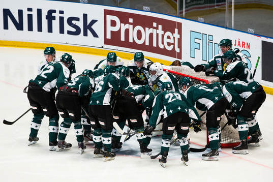 Hammarbys spelare peppar varandra innan ishockeymatchen i