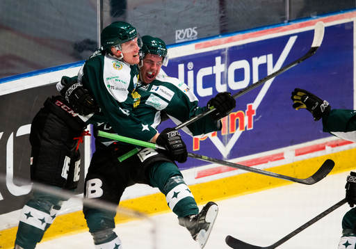 Hammarbys Mattias Wigley (h) jublar