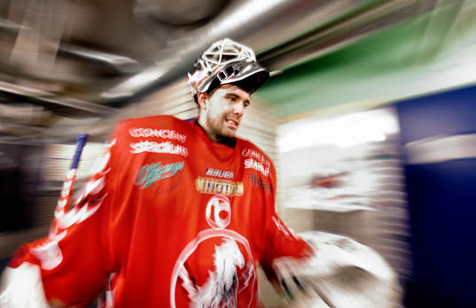 Vita Hästens målvakt Johannes Jönsson på väg mot