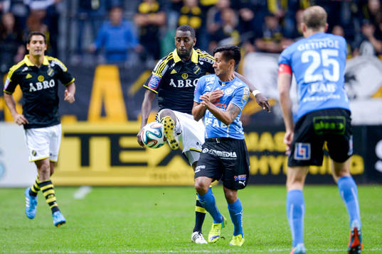 s Henok Goitom och Halmstads Antonio Rojas