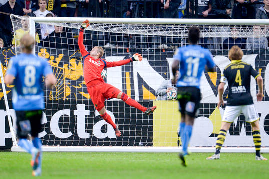 s målvakt Patrik Carlgren släpper in 0-1 från Halmstads