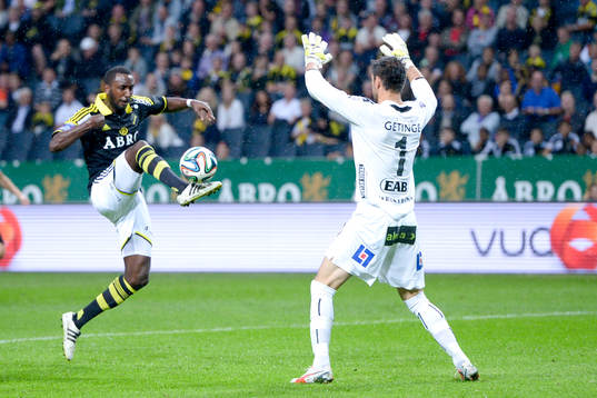 s Henok Goitom kommer fri mot Halmstads målvakt Stojan