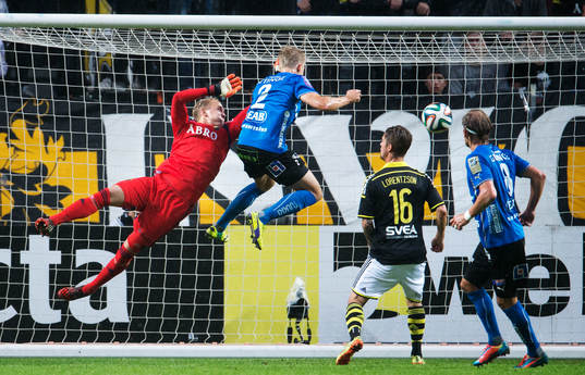 s målvakt Patrik Carlgren är nära att släppa in ett