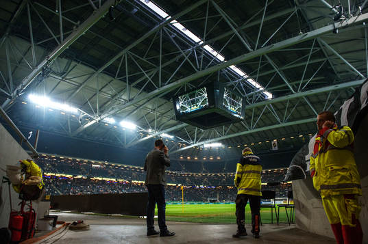 Taket på Friends Arena stängs
