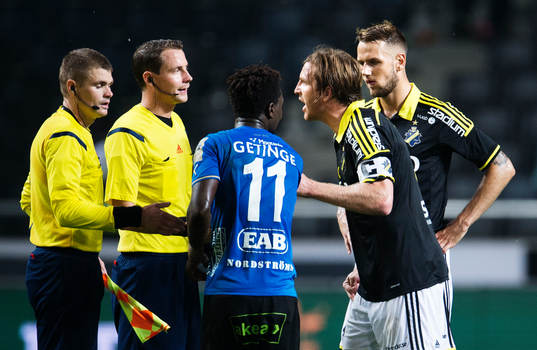 s Nils-Eric Johansson skäller på domarna