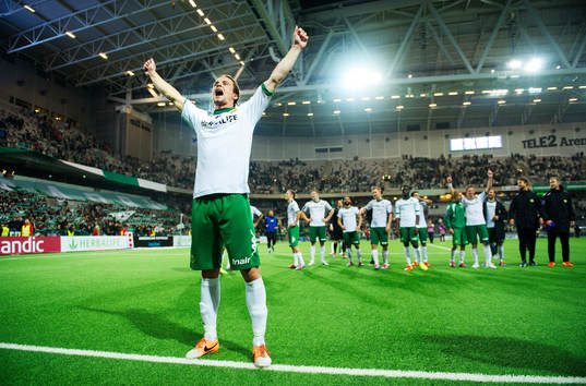 Hammarbys Linus Hallenius jublar och sjunger med fansen