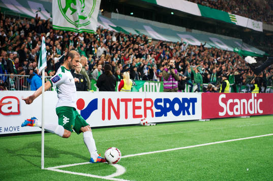 Hammarbys Kennedy Bakircioglu slår en hörna
