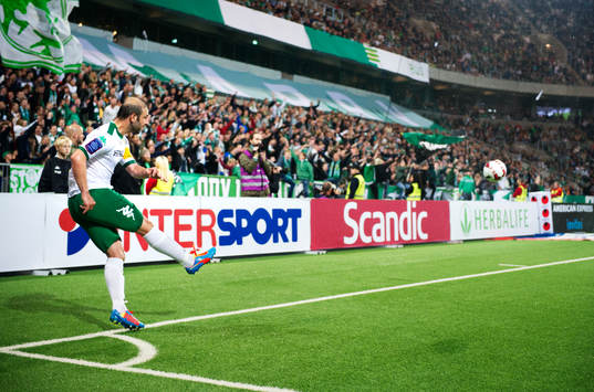 Hammarbys Kennedy Bakircioglu slår en hörna