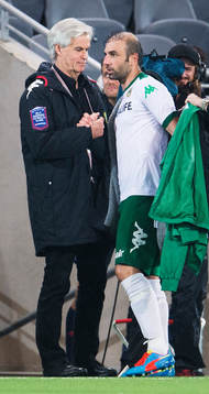 Hammarbys tränare Nanne Bergstrand tackar Kennedy