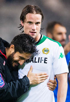 Hammarbys Pablo Pinones-Arce kramar om Linus Hallenius