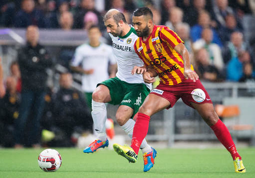 Hammarbys Kennedy Bakircioglu i kamp om bollen med