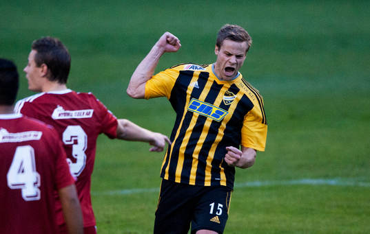 Bläddra bland fler bilder av Fotboll, division 3, Nybro - IFK Hässleholm