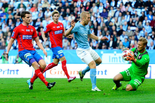 Malmö FFs Anton Tinnerholm och Helsingborgs målvakt Pär