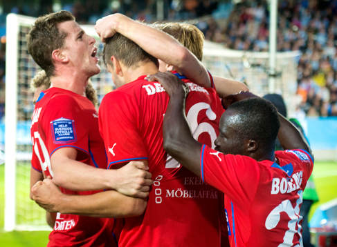 Helsingborgs spelare firar Mikael Dahlberg gjort Mikael