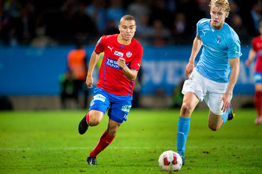Helsingborgs Jordan Larsson jagar Malmö FFs Filip Helander