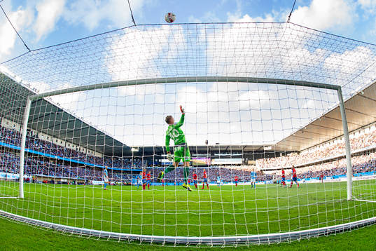 Helsingborgs målvakt Pär Hansson räddar