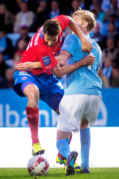 Helsingborgs Mikael Dahlberg i kamp Malmö FFs Filip