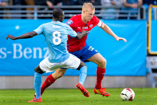 Malmö FFs Enock Kofi Adu jagar Helsingborgs Peter Larsson