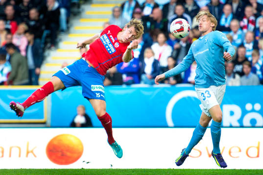 Helsingborgs Emil Krafth missar precis att nicka undan