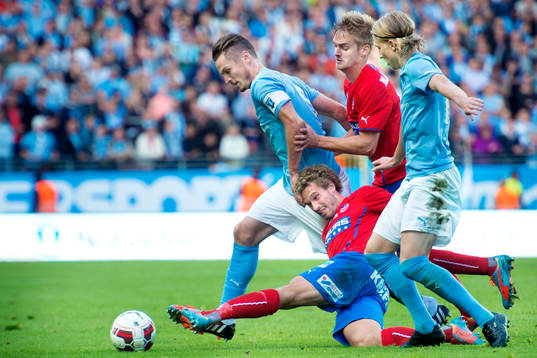 Malmö FFs Markus Rosenberg tar sig förbi Helsingborgs