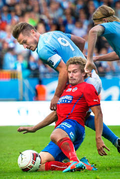 Malmö FFs Markus Rosenberg tar sig förbi Helsingborgs