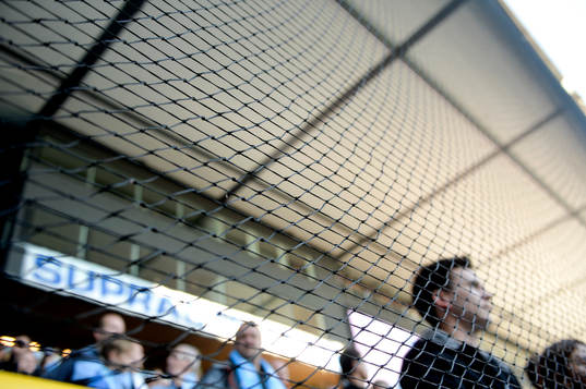 Ett nät är uppsatt framför Malmö-klacken för att