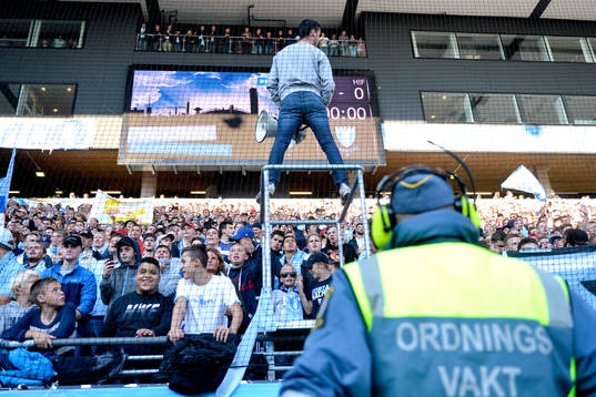 Ordningsvakt framför +msupportrar