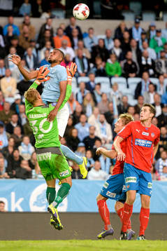 Helsingborgs målvakt Pär Hansson krockar med Malmö FFs