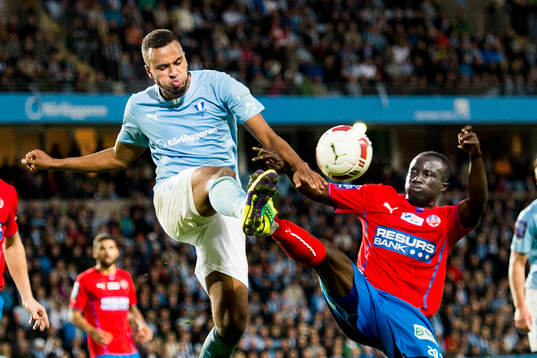 Malmö FFs Isaac Kiese Thelin i kamp om bollen med