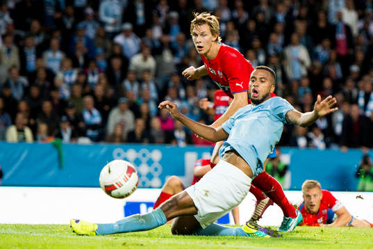 Malmö FFs Isaac Kiese Thelin oroar framför mål bredvid