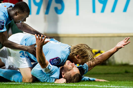 Malmö FFs spelare omfamnar Markus Rosenberg som gjort 1-0