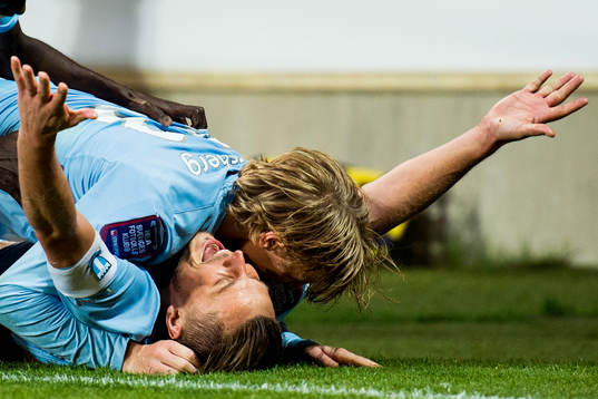 Malmö FFs Emil Forsberg omfamnar Markus Rosenberg som