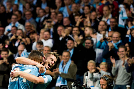 Malmö FFs Markus Rosenberg kramar om Isaac Kiese Thelin