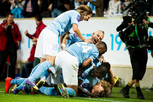 Malmö FFs spelare omfamnar Markus Rosenberg som gjort 1-0
