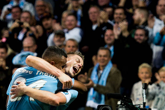 Malmö FFs Markus Rosenberg kramar om Isaac Kiese Thelin