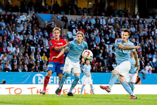 Malmö FFs Markus Rosenberg testar skott