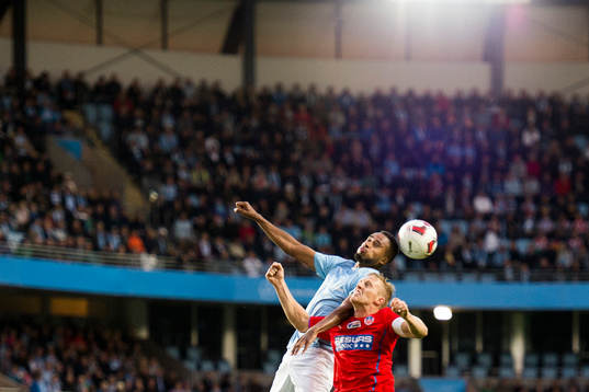 Malmö FFs Isaac Kiese Thelin i nickduell med Helsingborgs