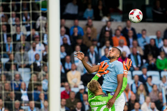 Malmö FFs Isaac Kiese Thelin i krock med Helsingborgs