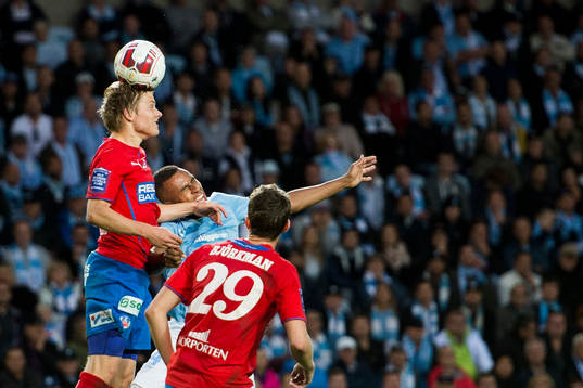 Helsingborgs Jere Uronen nickar undan bollen framför