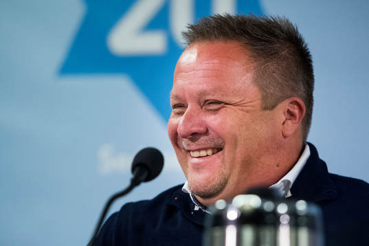 Helsingborgs tränare Roar Hansen skrattar