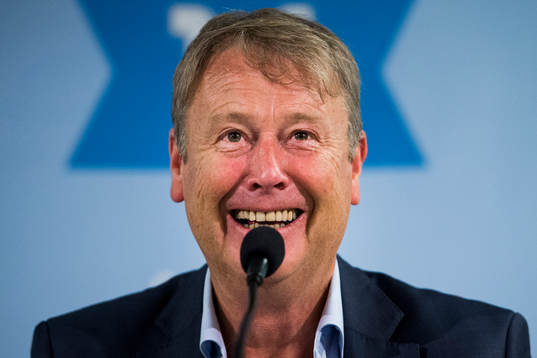 Malmö FFs tränare Åge Hareide skrattar