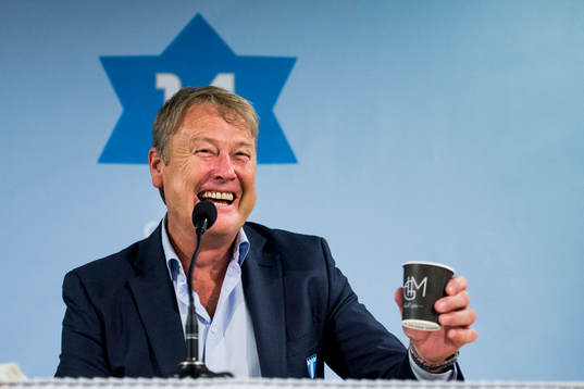 Malmö FFs tränare Åge Hareide skrattar