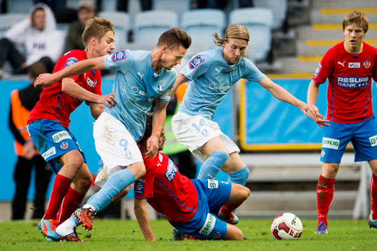 Helsingborgs Johan Mårtensson (tv) trampar av Malmö FFs