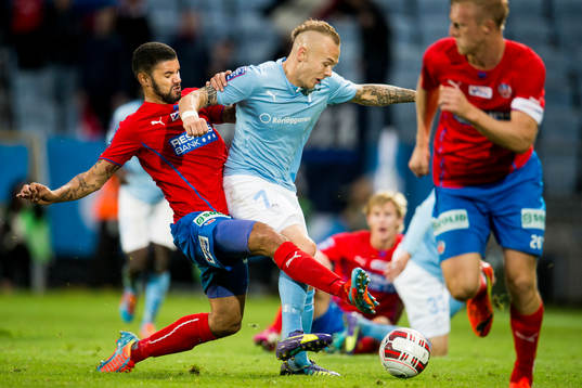 Helsingborgs Victor Palsson går i hårt mot Malmö FFs