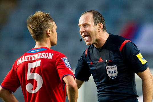 Domare Jonas Eriksson skriker på Helsingborgs Johan