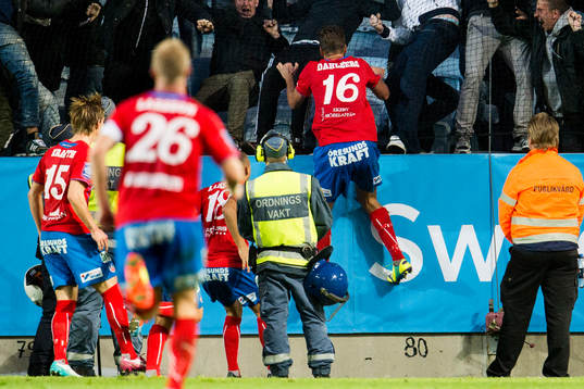 Helsingborgs Mikael Dahlberg jublar mot publiken
