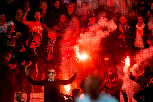Helsingborgs supportrar bränner bengaler