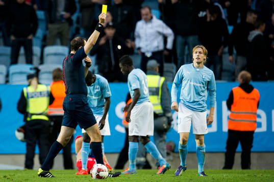 Domare Jonas Eriksson varnar Malmö FFs Emil Forsberg