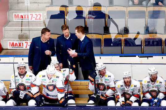 Växjös tränare diskuterar i samband med powerplay utan